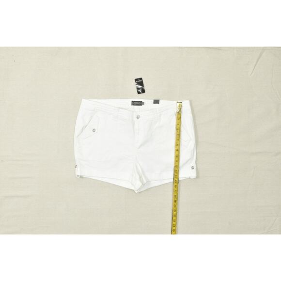 Torrid Women's Plus Size 22 White FeelTheFit Stretch Cuffed Chino Shorts NEW - Picture 2 of 8